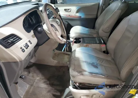 2013 Toyota Sienna Xle z USA, uszkodzony, nr VIN 5TDYK3DC8DS283396